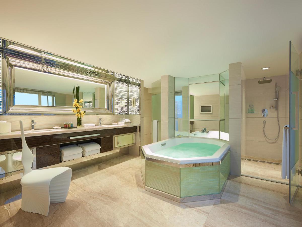 Regal Kowloon Hotel Hong Kong Exterior photo